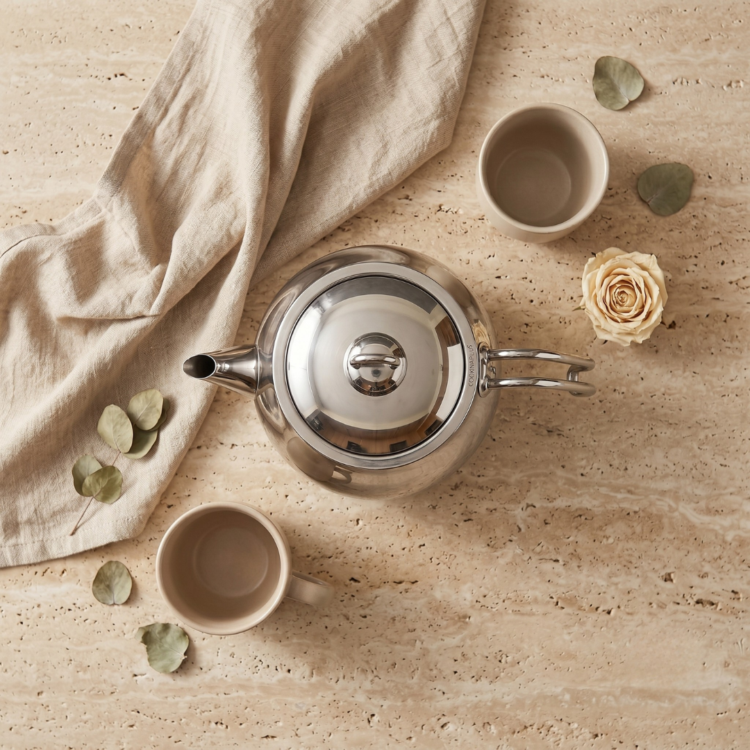 Akşam çay keyfi için modern bir mutfakta CookinaPlus Midi Küre Çaydanlık Seti.