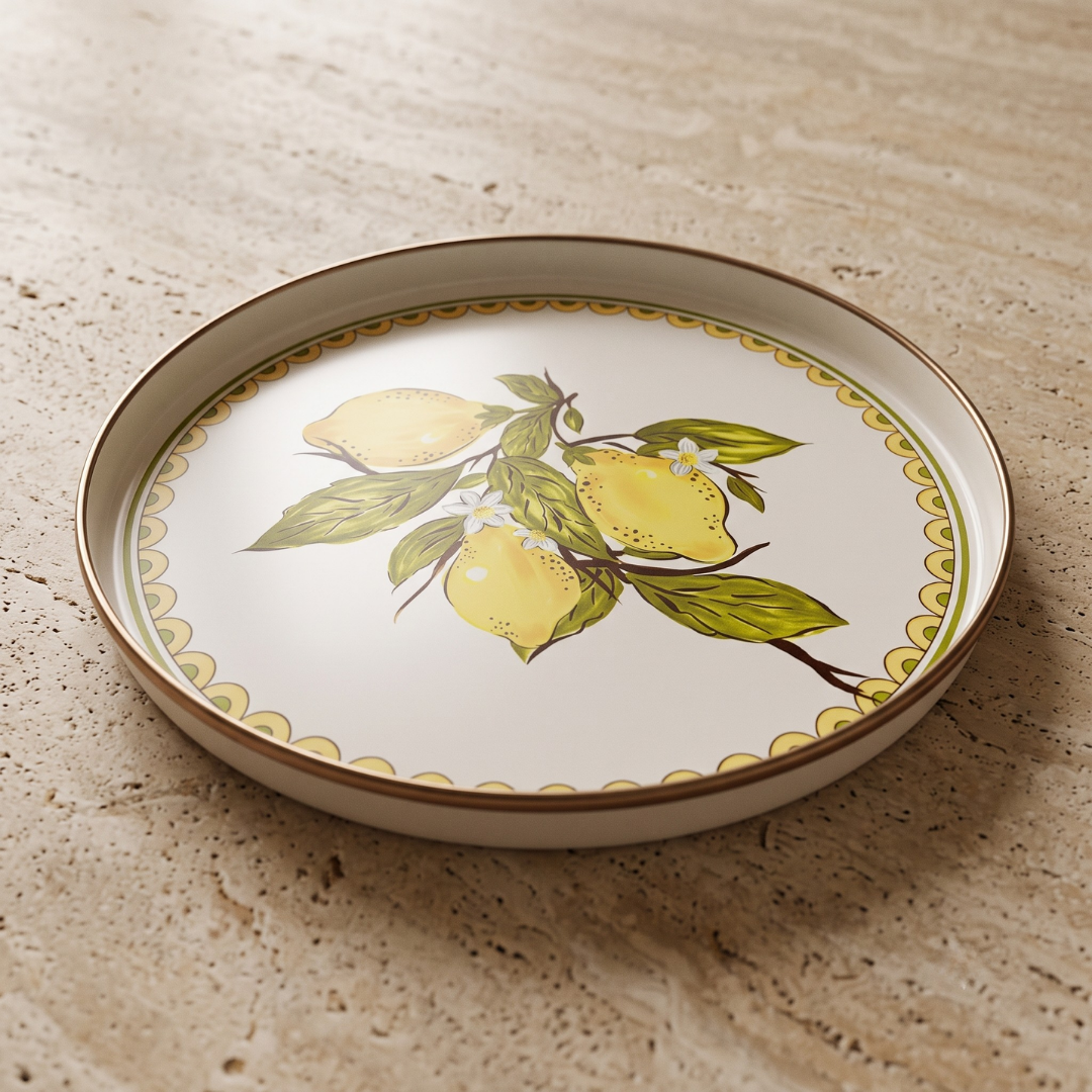 Kahvaltı sofrasında peynir ve meyvelerle dolu Linda Capri limon desenli emaye sunum tepsisi.